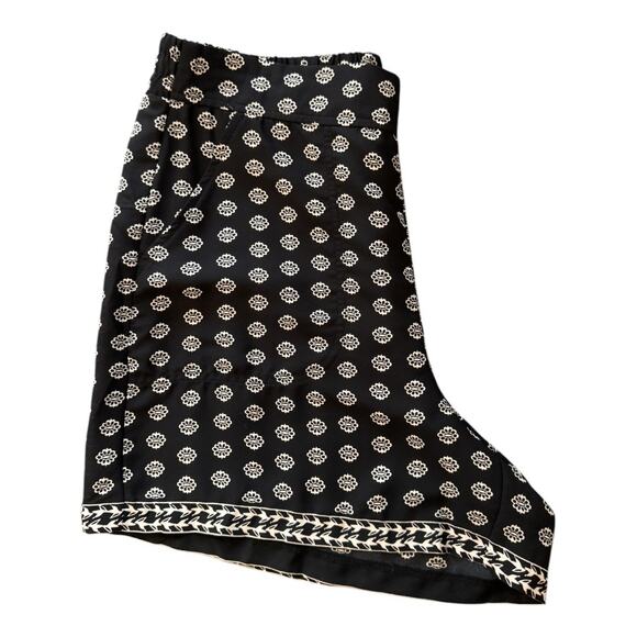 NEW MAX STUDIO Black White Floral Elastic Waist Pull On Shorts Size L - Picture 3 of 5